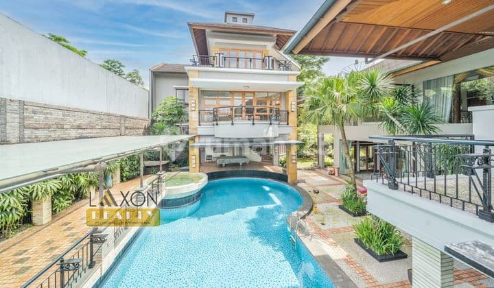 Rumah Mewah Sangat Luas di Setraduta 2 Lantai SHM Ada Kolam Renang