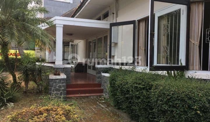 Houses on Riau Martadinata Main Road are rarely available, strategic for business and ventures.