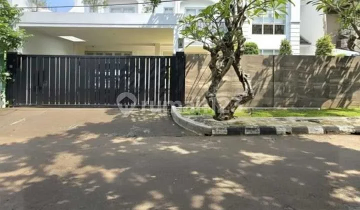 Rumah Mewah di Menteng Bintaro dengan Kolam Renang Pribadi Ut-16891