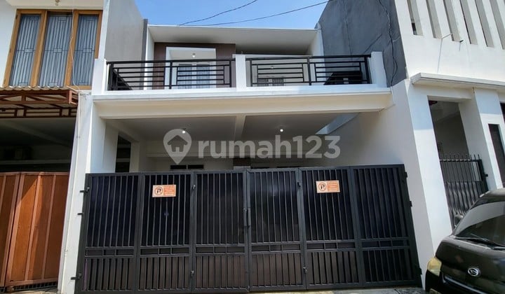 QUICK SALE Semi Furnished 2-Story House in Kreo Tangerang SC-14909