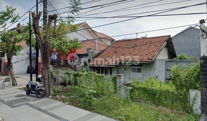 Strategic twin road land calculation house on Raya Gayungsari Barat.