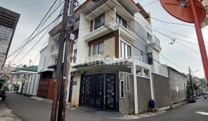 Rumah 3,5 Lantai di Lokasi strategis Tomang – Jakarta Barat