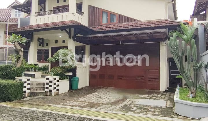 RUMAH CLASSIC SANGAT TERAWAT, BESAR DAN NYAMAN BERADA DALAM KOMPLEK PARAHYANGAN RUMAH VILA GEGERKALONG BANDUNG
