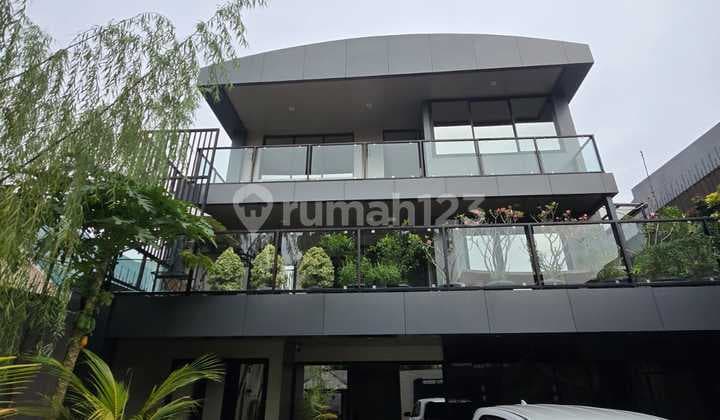 Dijual Rumah Besar 3.5 Lantai Sawah Besar Jakarta Pusat - 8 Kamar Tidur, Fully Furnished, Cocok untuk Kantor