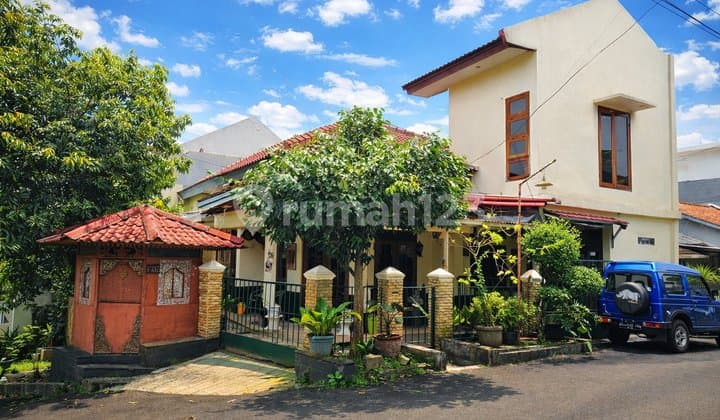 Rumah Mungil, Klasik, dan Kokoh di Mega Cinere