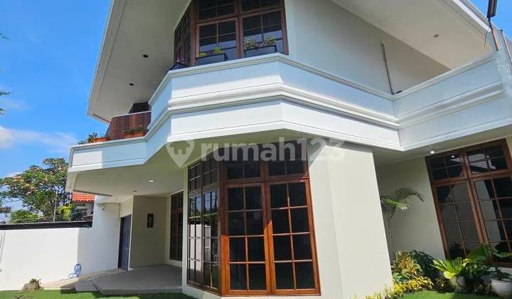 Rumah mewah di komplek elit - nyaman, asri, dan prestisius!