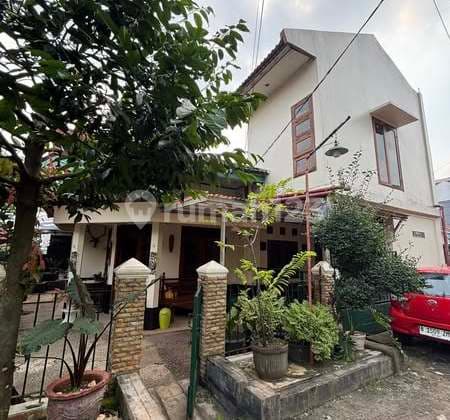 A Small, Classic, and Sturdy House in Mega Cinere