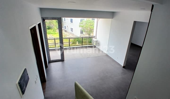 Rumah 3 lantai bangunan baru plus lift posisi hoek harga menarik!!!