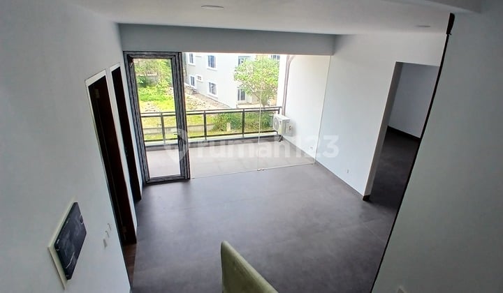 Rumah 3 lantai bangunan baru plus lift posisi hoek harga menarik!!!