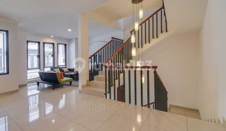 Rumah 3,5 Lantai Full Furnished Siap Huni di Setraduta