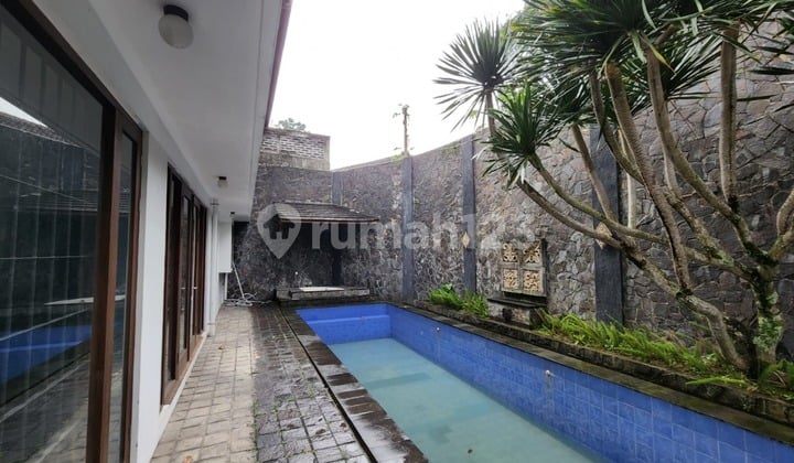 Rumah Luas Ada Kolam Renang di Hegarsari Sayap Hegarmanah Bandung