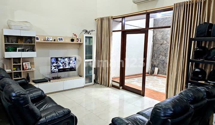 Rumah Luas dan Bagus 2 Lantai di Taman Holis Indah I