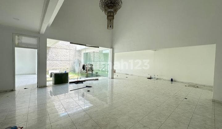 Rumah Terawat Luas 2 Lantai di Komplek Taman Sakura