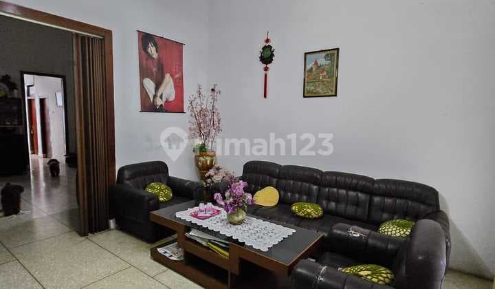 Rumah Luas dan Asri Strategis di Sayap Riau Bandung