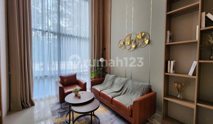 Strategic Residence for Sale with Easy Access to Pasteur Toll Road in Sarijadi, Bandung.