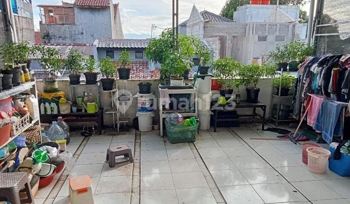 Rumah 3 Lt Tertata Lokasi Strategis di Sarijadi