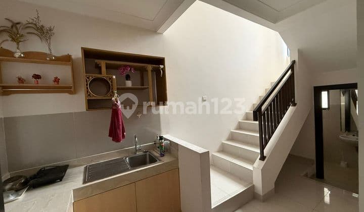 Rumah Modern Semi Furnished di Podomoro Park
