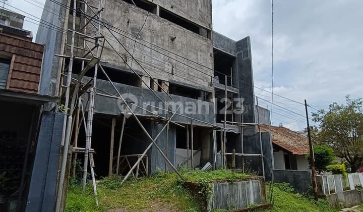Rumah baru 30% jadi (baru fondasi) Sayap Cigadung