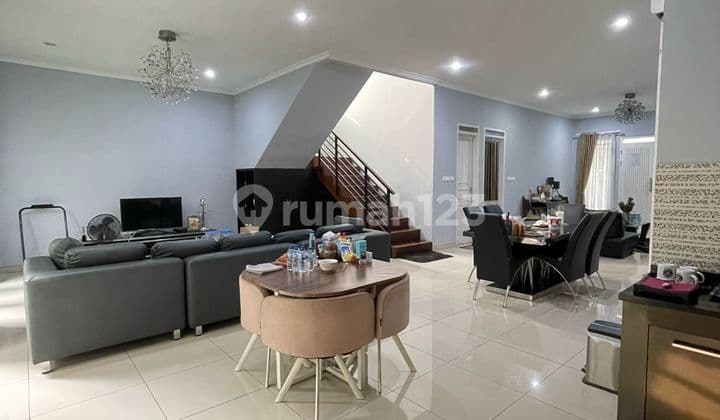 Rumah Cantik 2 Lt Lingkungan Nyaman di Batununggal