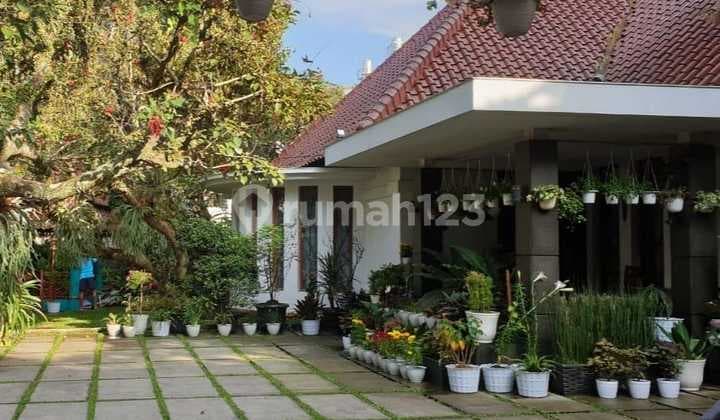 Rumah tinggal dengan Taman Luas di Sutami Bandung