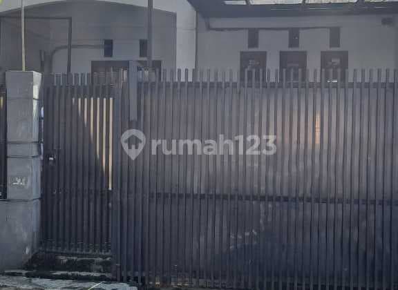 Dijual Rumah Strategis Di Sarijadi, Jarang Ada Parkir luasdi Sarijadi, Jarang Ada Parkir luas