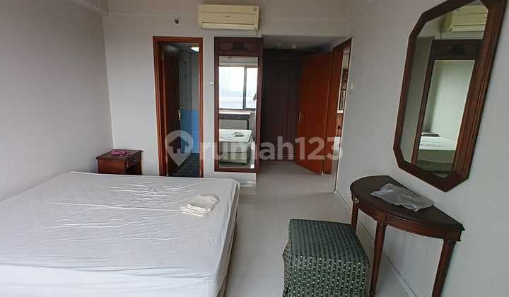 Apartemen Fairway 3 Kamar Tidur Semi Furnished Terenovasi