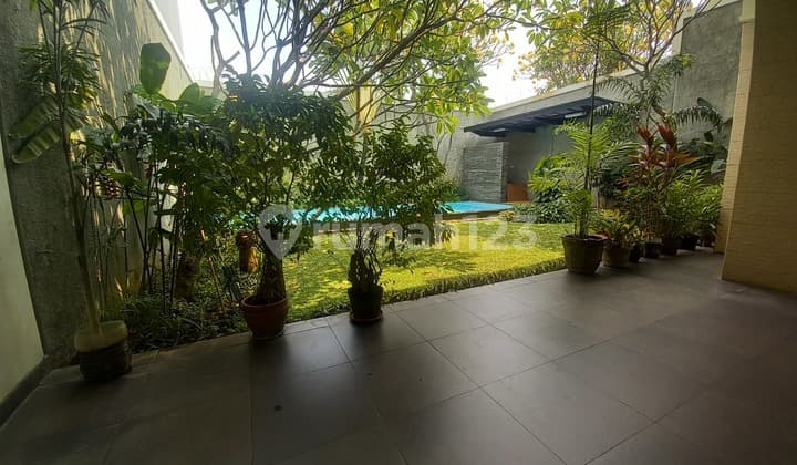 Rumah Tropis Dekat Sekolah Prancis dan JIS