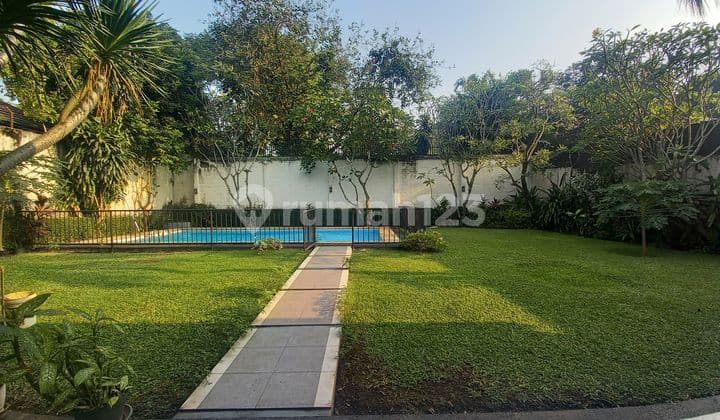 House with private pool and spacious Garden in Kemang