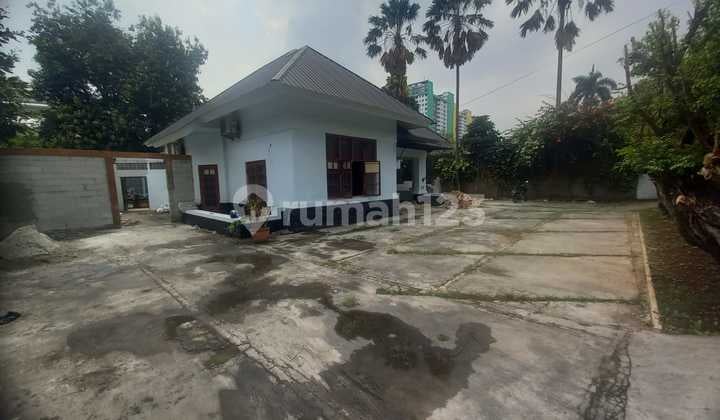 Rumah di Area Menteng Cocok untuk Usaha Resto dan Coffeeshop.