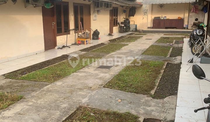 Dijual sangat murah rumah berbentuk kontrakan ada 11 pintu akses dua mobil full terisi semua buat investasi jangka panjang bagus ini tempat nya strategis muraaah