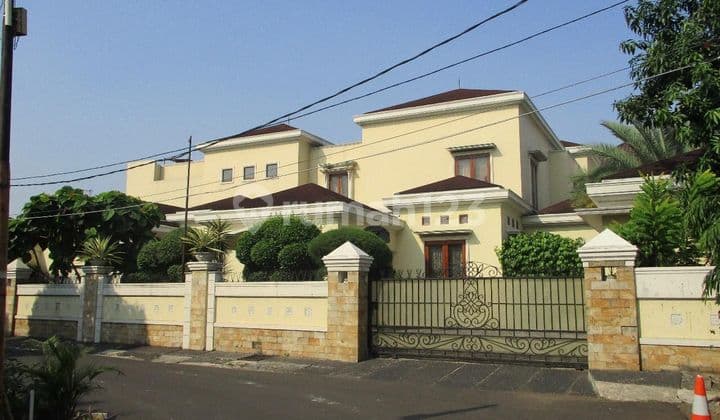 For Sale: Super Luxury House in Radio Dalam, Price Close to NJOP, Excellent Sultan's House, Negotiable, Contact Rara at 081932269374.