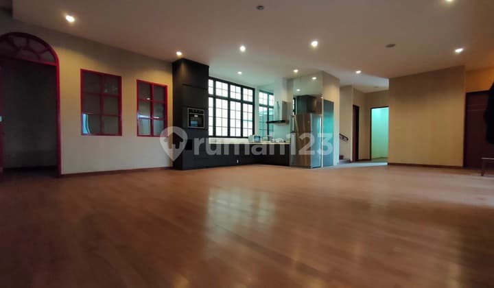 Rumah Mewah dalam komplek di Tomang