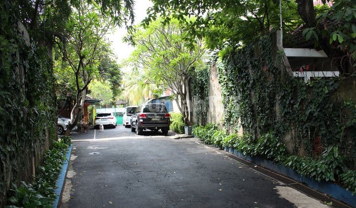 Jarang Ada - Premises Pilihan -Kavling pilihan luas 2,850 sqmtr Kemang Dalam ( Free Fload) - Pilihan - Ngantong - Harus Redesign - sudah terlengkapi Lap Tenis - Lap Bermain Anak - Lingkungan Warga Exclusive - Aman - Jakarta Selatan