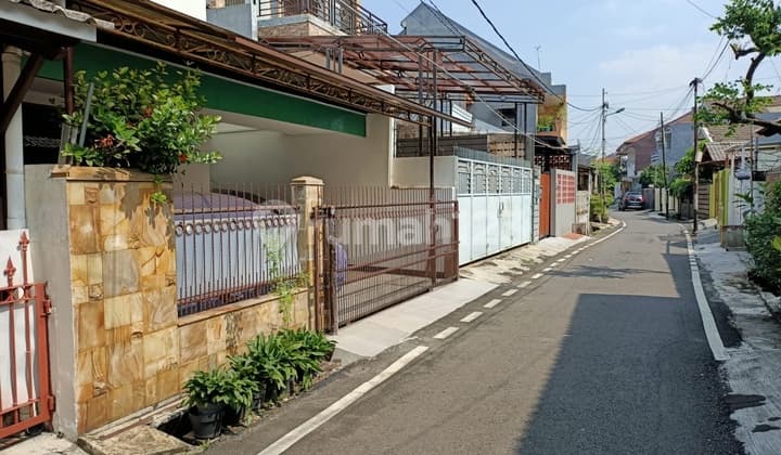 Well-maintained house in Cipinang Elok - 1 Floor - Suitable for Young & Senior Professionals - Move-in Ready