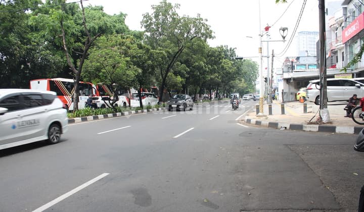 Ruang Usaha ( Show Room Mobil - Health & Medical Center -Overseas Trade Representative - Various Sport Center - etc - Pinggir Jalan - Bebas Banjir - Luas Lahan 1,900 m2 - Jl.Lapangan Bola - Jakarta Barat