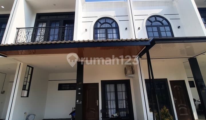 Rumah Eropa Classik 2 Lantai Siap Huni Bebas Banjir