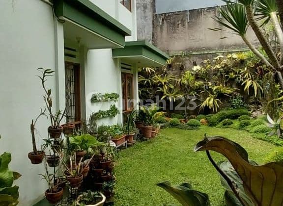 Rumah 2 Lantai Babakan Jeruk Dengan Halaman Depan Belakang Yang Luas