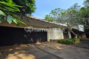 For Rent: Well-Maintained Nice House in Kemang Dalam with Swimming Pool
