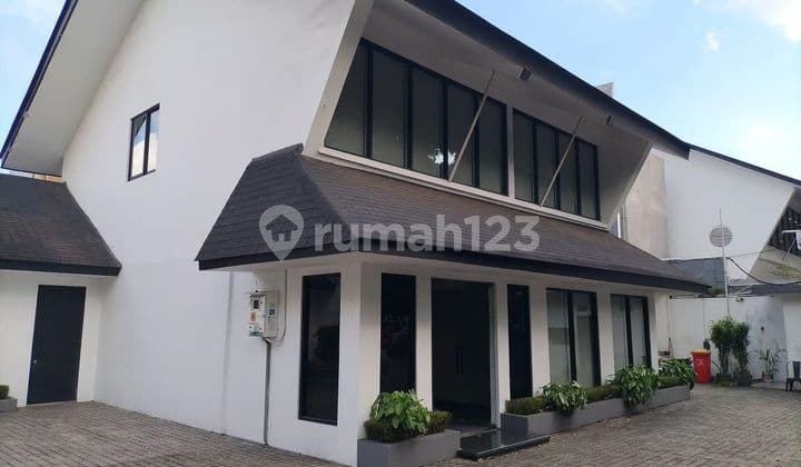 Business Space House in the Premium Area of Kebayoran Baru, Located on the Side of the Main Road, Suitable for Business/Office Use.