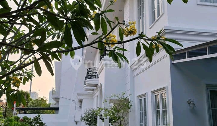 Rumah Mewah di Puri Indah Jakarta Barat Bergaya Classict