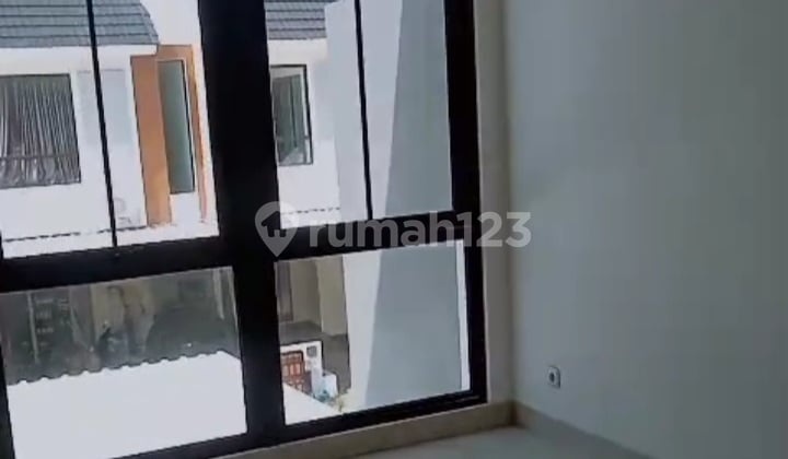 Rumah Baru di Metland Puri 3 Kamar Tidur Lingkungan Asri Dalam.cluster dengan Berbagai Fasilitas Komersil di Sekitarnya