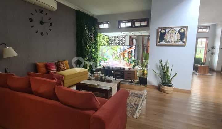 Rumah Cantik Depan Taman, Asri dan Tenang