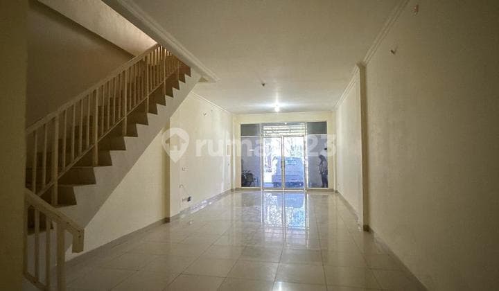 Ruko 3,5 Lantai di Green Lake City Hadap Jalan