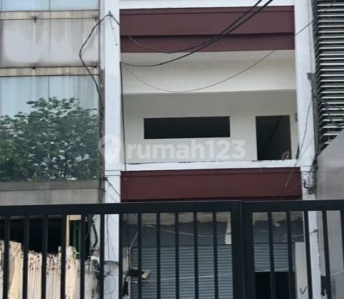 Di Sewakan Ruko 3 Lantai di Pangeran Jayakarta Pinggir Jalan Strategis