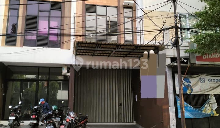 Ruko 3 Lantai. Lokasi di Jl Raya Utama. Ramai. Bebas Banjir