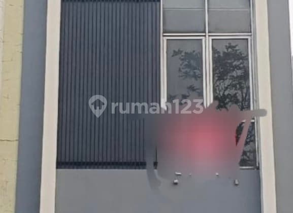 Ruko Hadap Jalan Raya. 3 Lantai. Siap Usaha. Bebas Banjir.