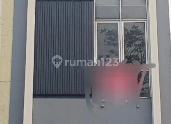 Ruko Hadap Jalan Raya. 3 Lantai. Siap Usaha. Bebas Banjir.