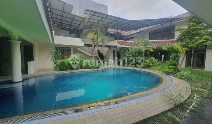 Living Large di Menteng, Rumah dengan Paviliun Dekat Semua Akses!