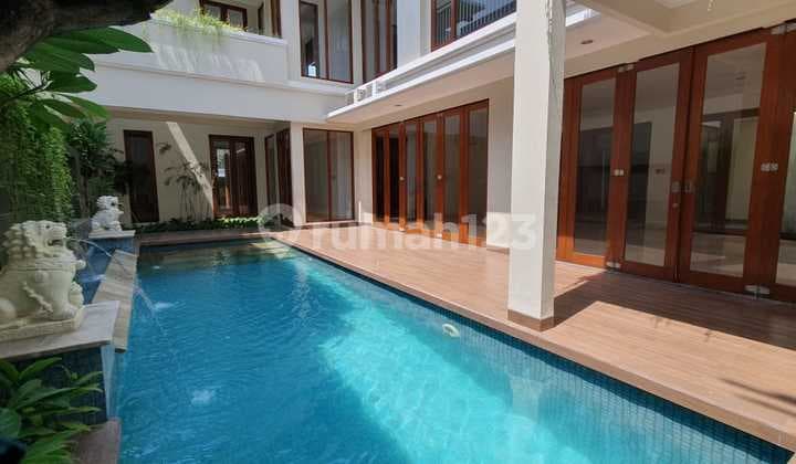 Rumah Estetik 2 Lantai Gaya Glass House Terang Sepanjang Hari