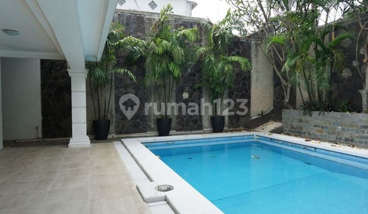 Townhouse Mewah dengan Kolam Renang di Cipete